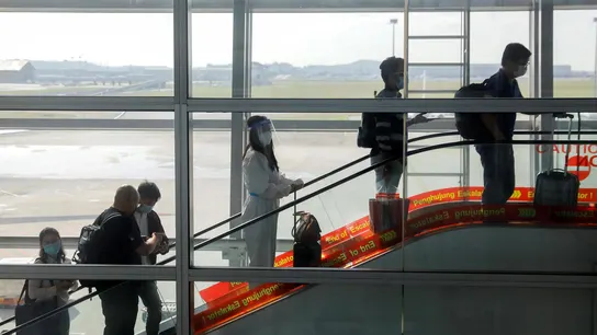 La OMS ve probable que la variante ómicron se propague internacionalmente y habla de un riesgo "muy alto" La OMS ve probable que la variante ómicron se propague internacionalmente y habla de un riesgo "muy alto"