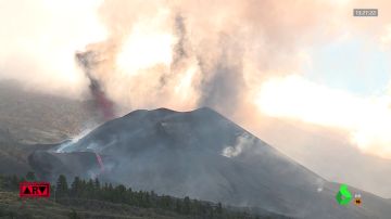 El cono principal del volcán de La Palma vuelve a emitir ceniza