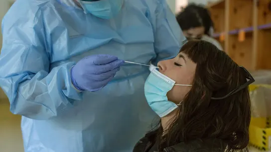 Personal sanitario realiza pruebas de diagnóstico para detectar el coronavirus. Personal sanitario realiza pruebas de diagnóstico para detectar el coronavirus.