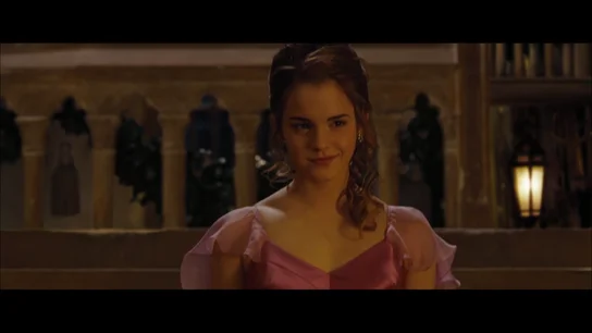 El accidente detrás de la escena de Hermione vestida de gala para la cena de Navidad de Harry Potter y el cáliz de fuego El accidente detrás de la escena de Hermione vestida de gala para la cena de Navidad de Harry Potter y el cáliz de fuego