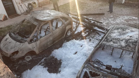 Imagen del estado en el que han quedado los vehículos del portavoz de Izquierda Unida. Imagen del estado en el que han quedado los vehículos del portavoz de Izquierda Unida.