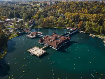 El lago termal más grande de Europa está en Hungría El lago termal más grande de Europa está en Hungría
