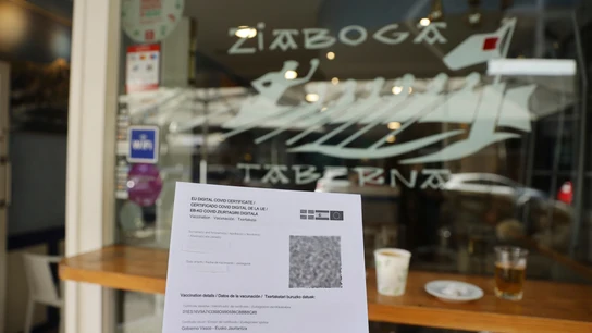 Un pasaporte Covid ante un local hostelero en Bilbao Un pasaporte Covid ante un local hostelero en Bilbao