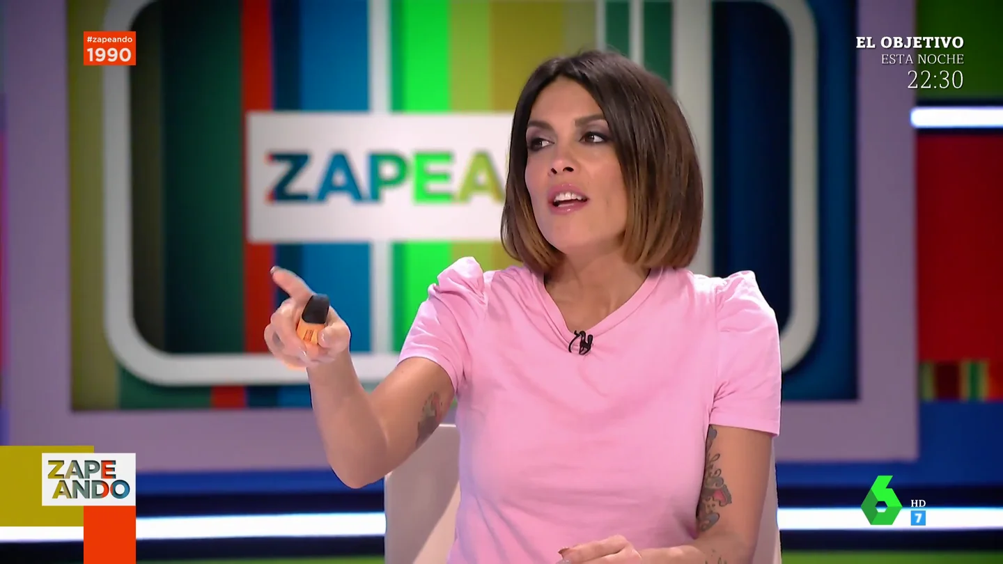 Lorena Castell dormirDani Mateo pone en apuros a los zapadores en el plató al preguntarles cómo duermen. ¿Con camiseta?, ¿con pijama? ¿desnudos? Quique Peinado confiesa que duerme solo en calzoncillos tanto en verano como en invierno, algo que sorprende a Valeria Ros: “¿Qué tienes calefacción central?”. Lorena Castell