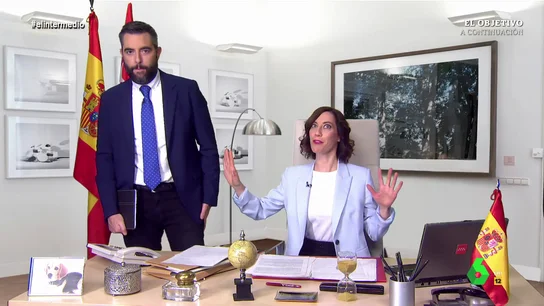 La 'indignación' de 'Ayuso' al leer el libro de Rajoy: "¡Solo me nombra dos veces y las dos para hablar de Vox!" La 'indignación' de 'Ayuso' al leer el libro de Rajoy: "¡Solo me nombra dos veces y las dos para hablar de Vox!"