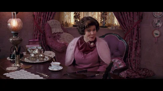 Solo esta escena costó 95.000 dólares a la producción de Harry Potter: los secretos del lujoso despacho de Dolores Umbridge Solo esta escena costó 95.000 dólares a la producción de Harry Potter: los secretos del lujoso despacho de Dolores Umbridge