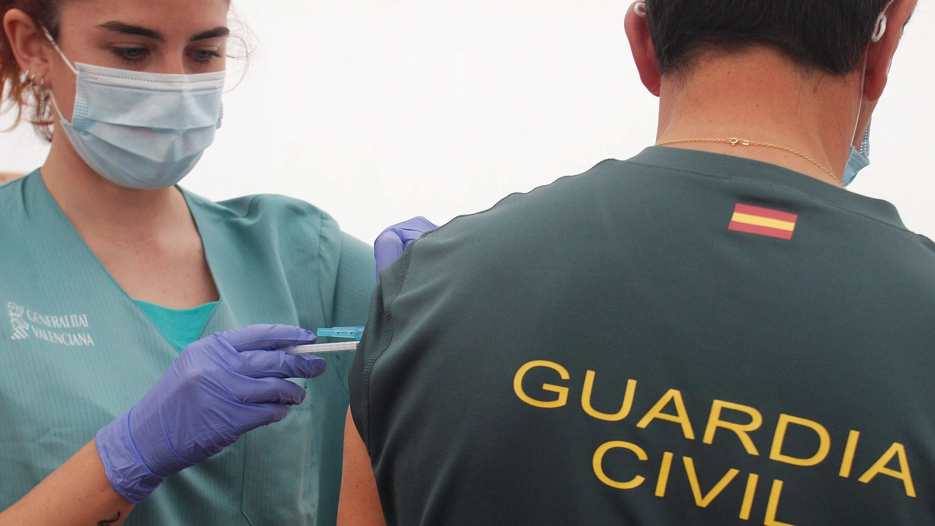 Un agente de la Guardia Civil recibe una dosis de la vacuna de AstraZeneca en el Hospital de Campaña de Alicante