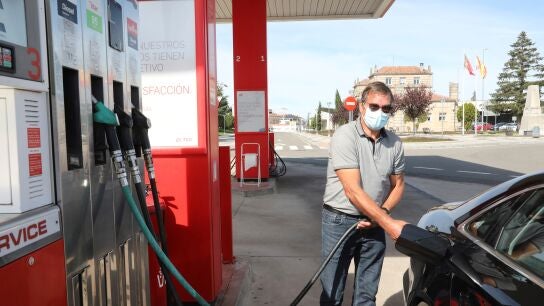 Imagen de archivo de un hombre repostando en una gasolinera.