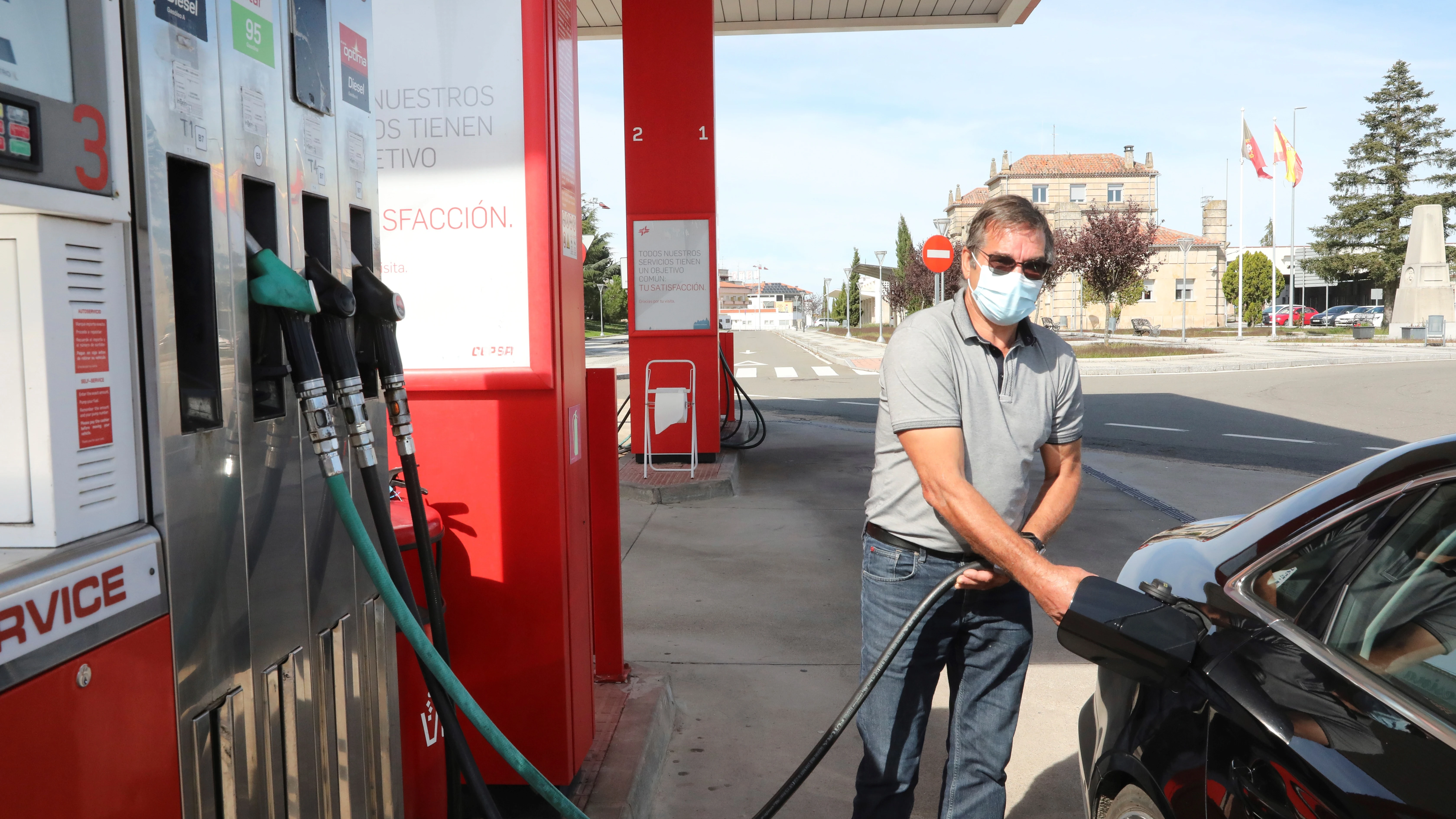 Imagen de archivo de un hombre repostando en una gasolinera.