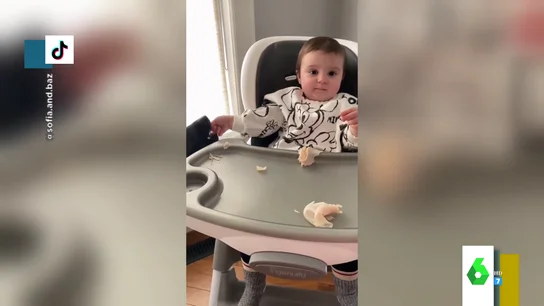 El 'disimulo' de una bebé al darle comida a su perro El 'disimulo' de una bebé al darle comida a su perro