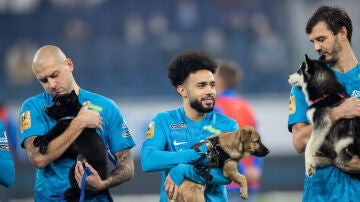 Los jugadores del Zenit, con perritos