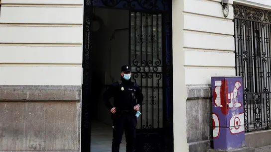 Un policía custodia el portal del edificio donde se halló el cuerpo de la víctima Un policía custodia el portal del edificio donde se halló el cuerpo de la víctima