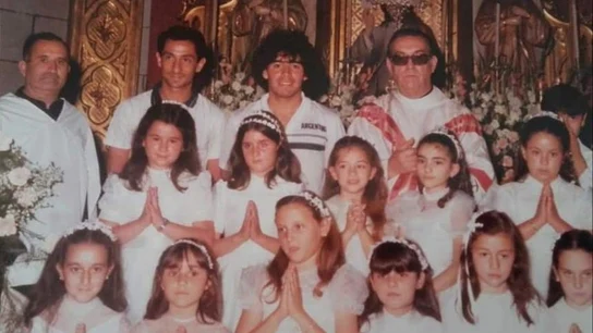Maradona, en una comunión Maradona, en una comunión