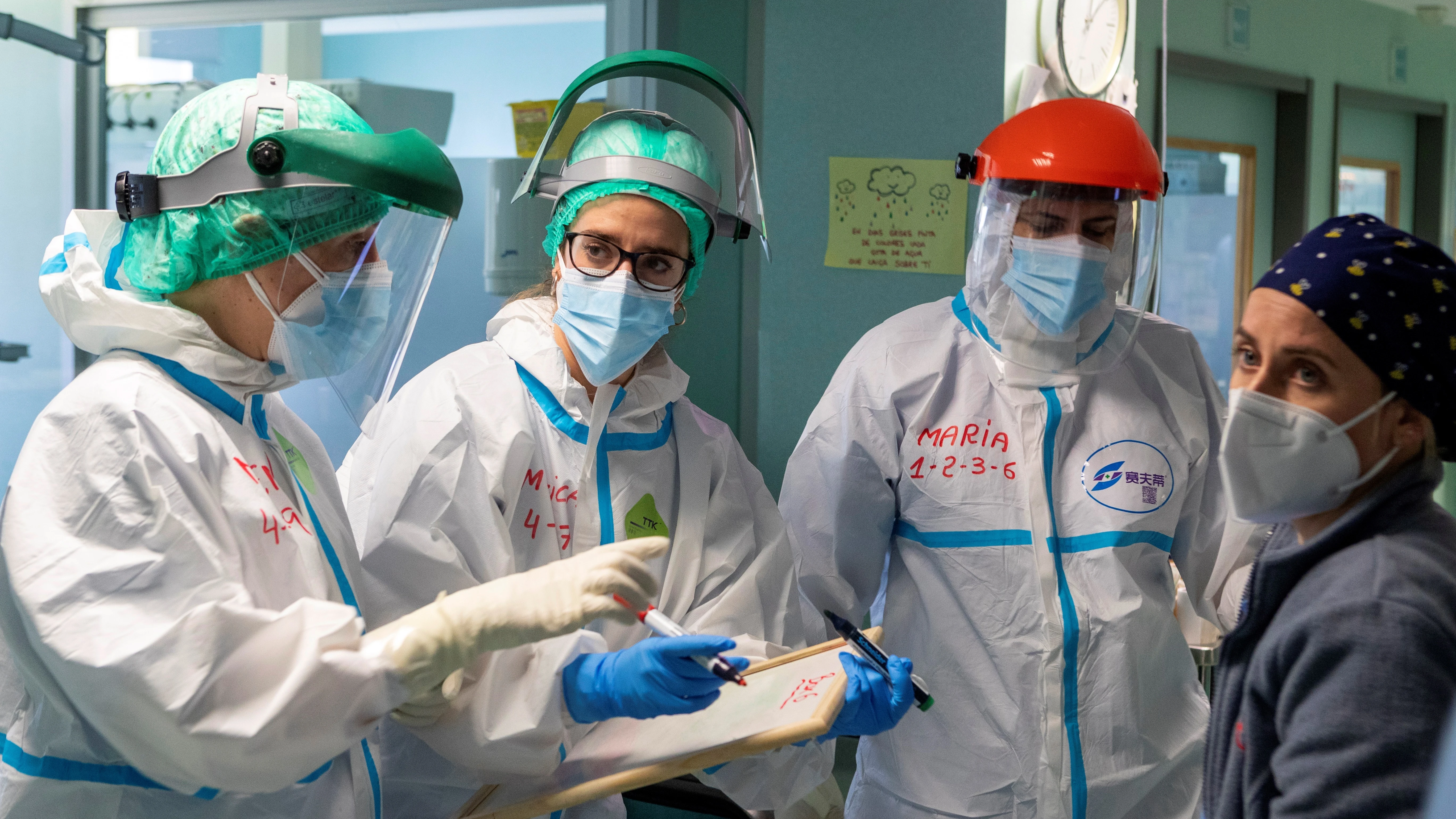 Imagen de archivo de varios sanitarios en la UCI dedicada a pacientes COVID del Hospital Miguel Servet de Zaragoza