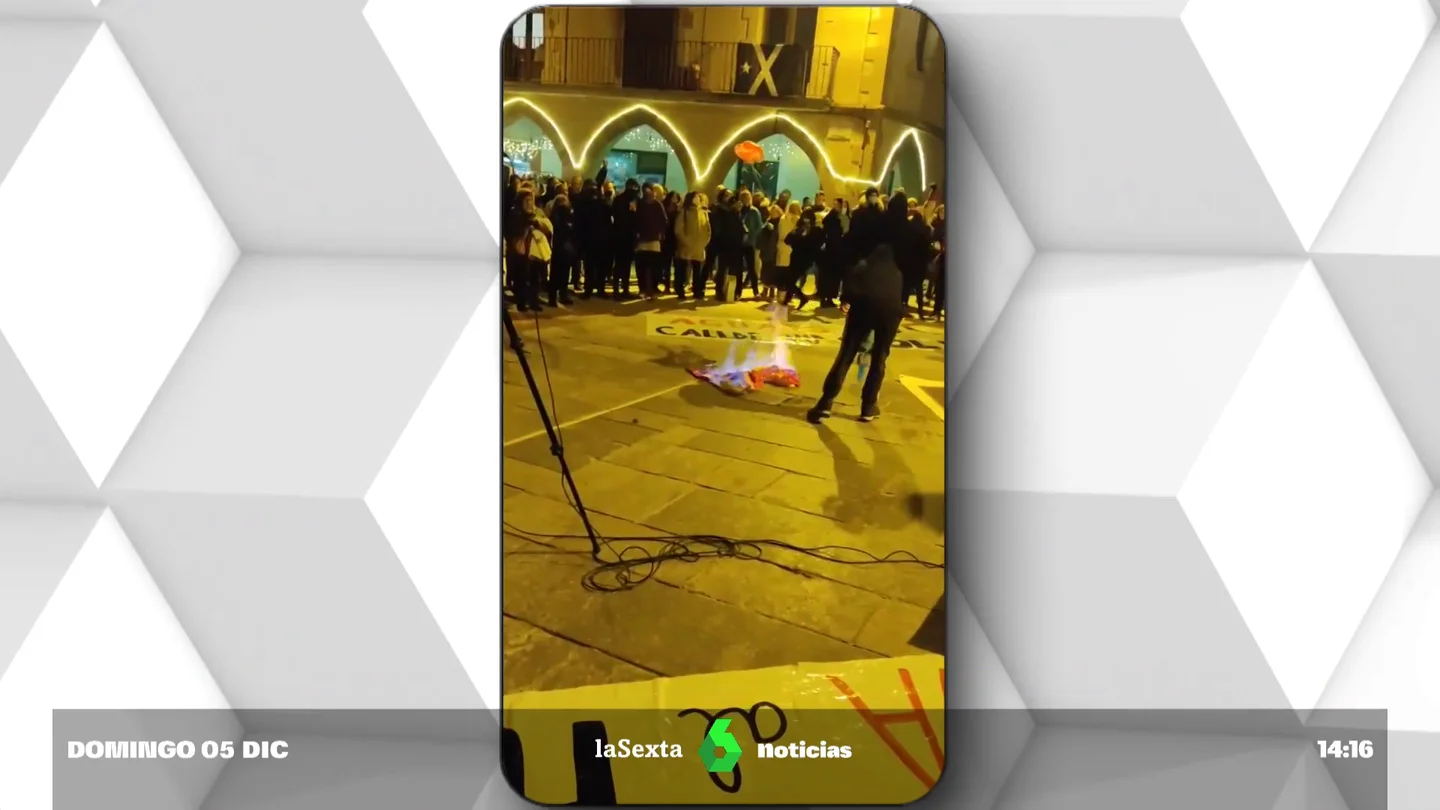 Jóvenes de Arran arrancan y queman la bandera española del Ayuntamiento de Vic (Barcelona) Jóvenes de Arran arrancan y queman la bandera española del Ayuntamiento de Vic (Barcelona)