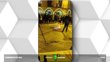 Jóvenes de Arran arrancan y queman la bandera española del Ayuntamiento de Vic (Barcelona)