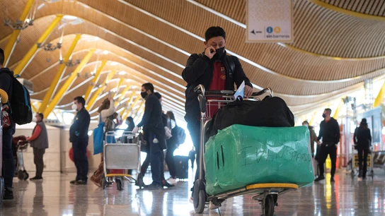 Viajeros en el aeropuerto de Barajas Adolfo Suárez. Viajeros en el aeropuerto de Barajas Adolfo Suárez.