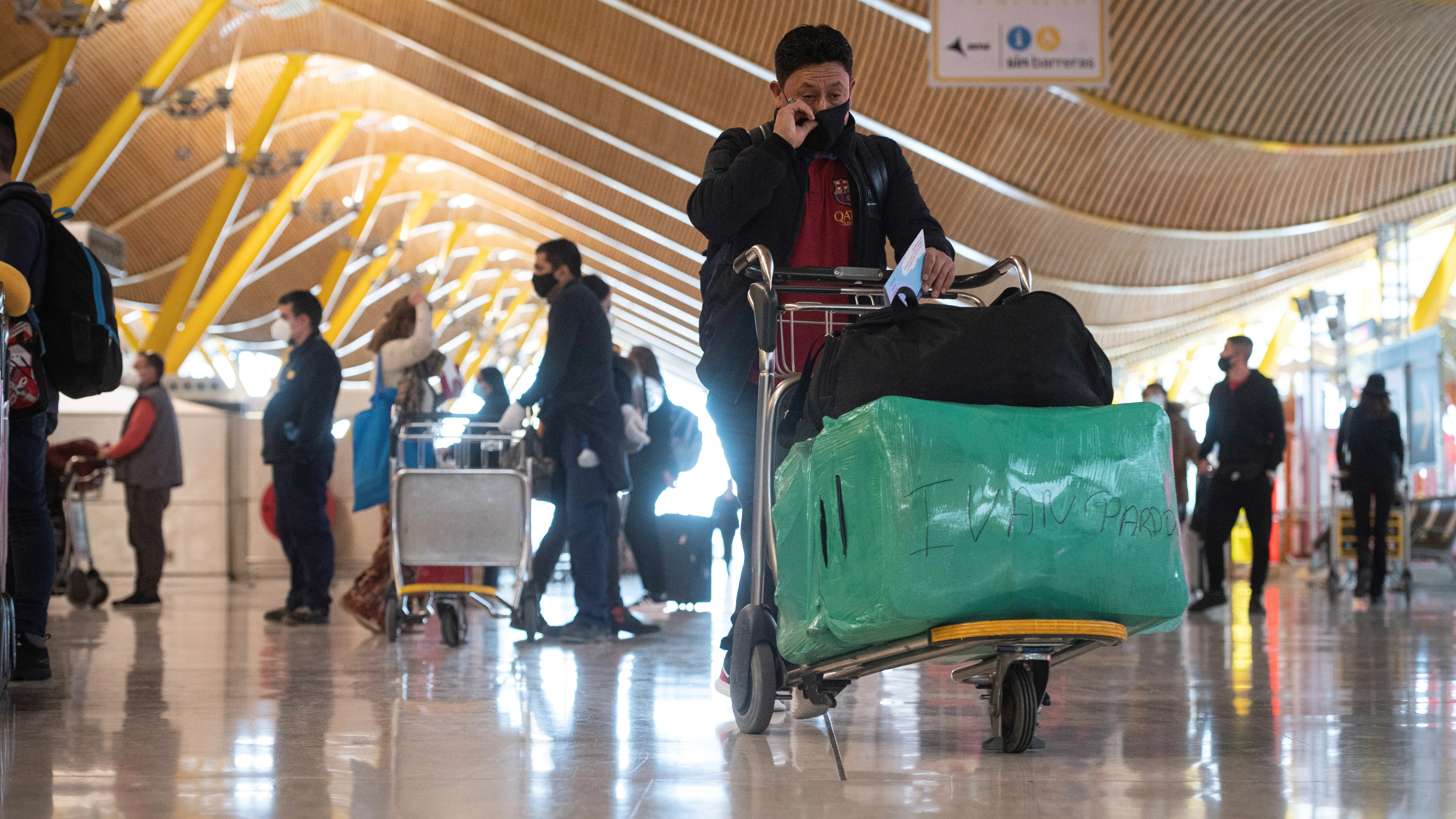 Viajeros en el aeropuerto de Barajas Adolfo Suárez.