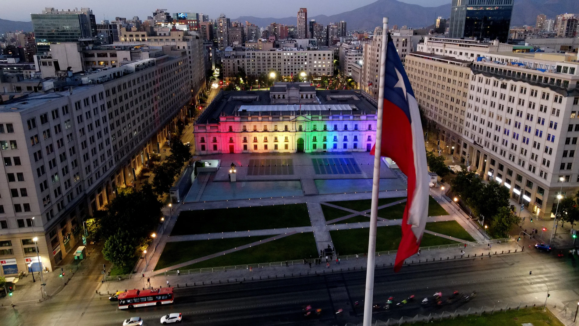 La sede del Gobierno chileno iluminada con los colores de la bandera LGTBI