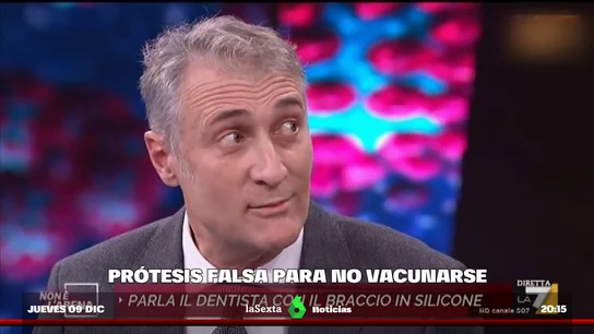 El hombre que intentó eludir la vacunación con un brazo de silicona en Italia se vacuna: "Me he plegado al sistema" El hombre que intentó eludir la vacunación con un brazo de silicona en Italia se vacuna: "Me he plegado al sistema"