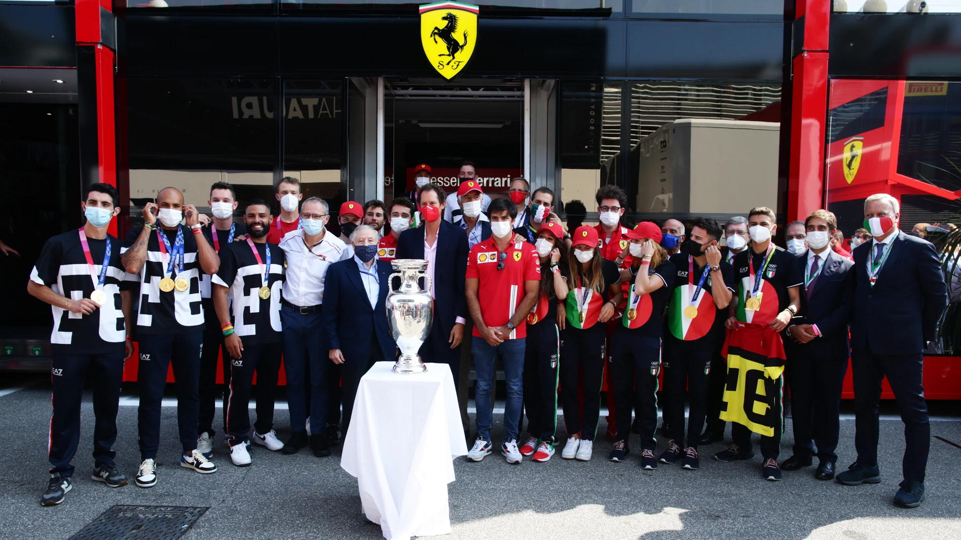 Todt posa junto al equipo Ferrari por el GP de Italia