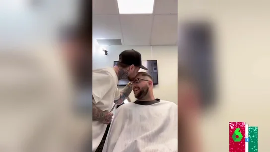 El peluquero que acaba todos sus cortes de pelo con un beso en la frente: así reaccionan sus clientes El peluquero que acaba todos sus cortes de pelo con un beso en la frente: así reaccionan sus clientes