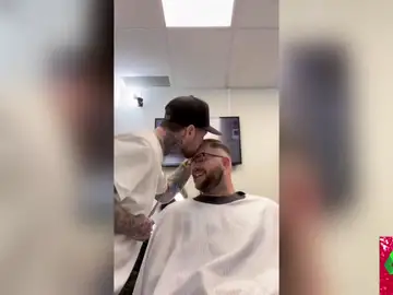  El peluquero que acaba todos sus cortes de pelo con un beso en la frente: así reaccionan sus clientes