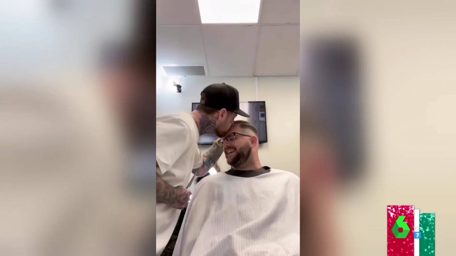 El peluquero que acaba todos sus cortes de pelo con un beso en la frente: así reaccionan sus clientes