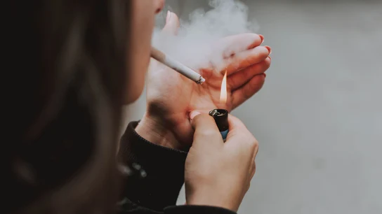 Imagen de archivo de una persona fumando. Estas son las dos claves del éxito para dejar de fumar