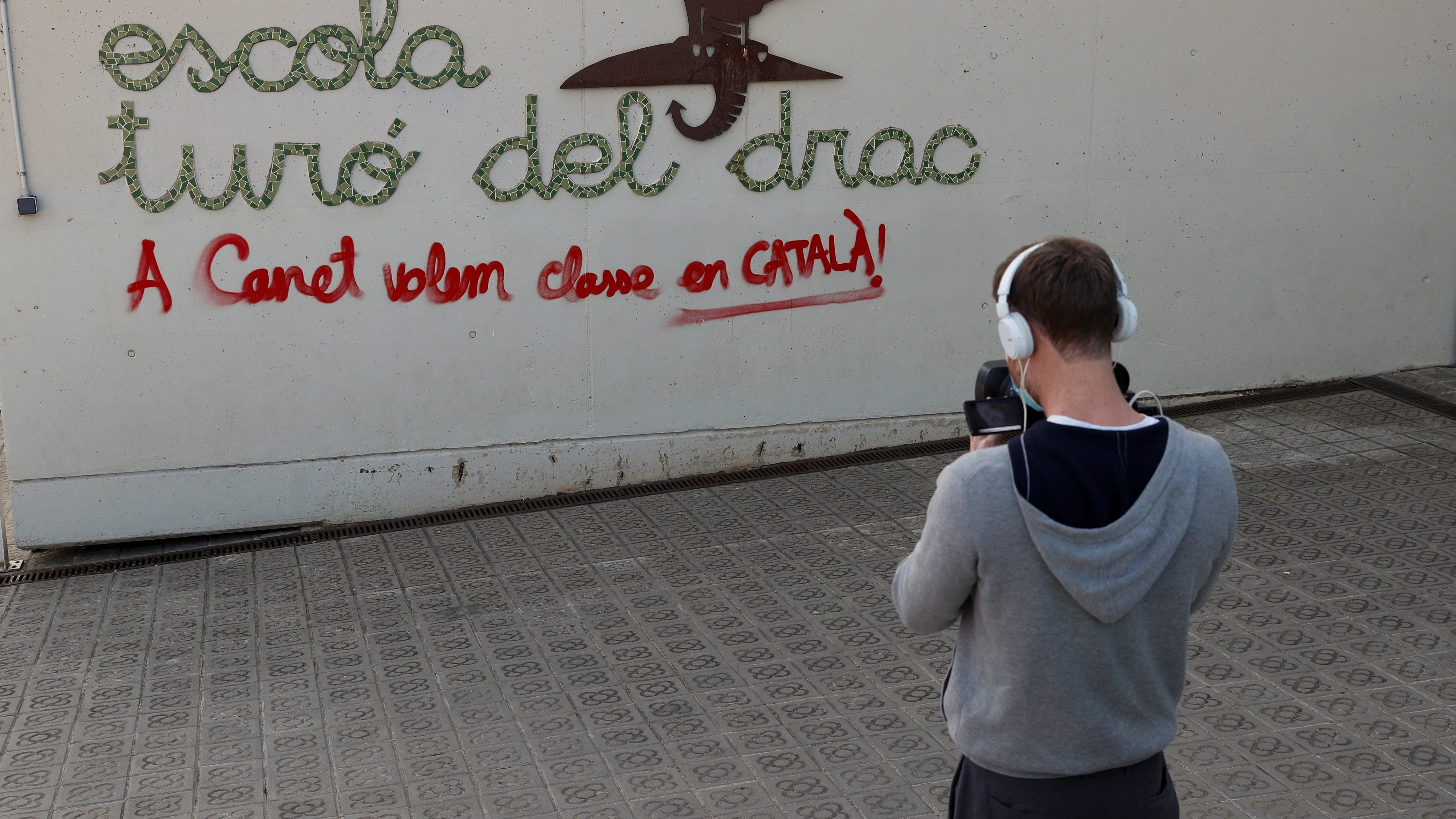 Pintada en el colegio del niño acosado por pedir un 25% de las clases en castellano