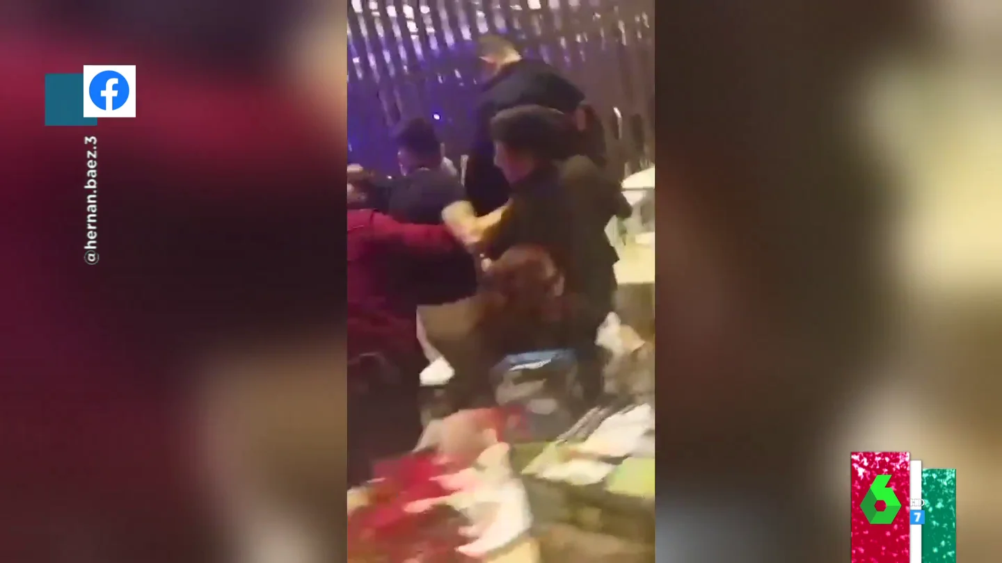 Gana un premio en plena borrachera y sus amigos tienen que llevarlo en volandas a recogerlo Gana un premio en plena borrachera y sus amigos tienen que llevarlo en volandas a recogerlo