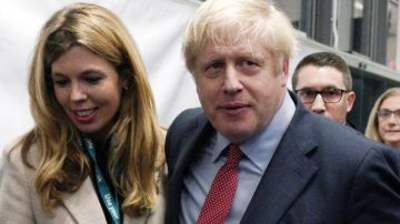 El primer ministro británico, Boris Johnson, y su mujer, Carrie.