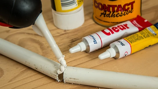 Cómo quitar el pegamento de las manos Cómo quitar el pegamento de las manos