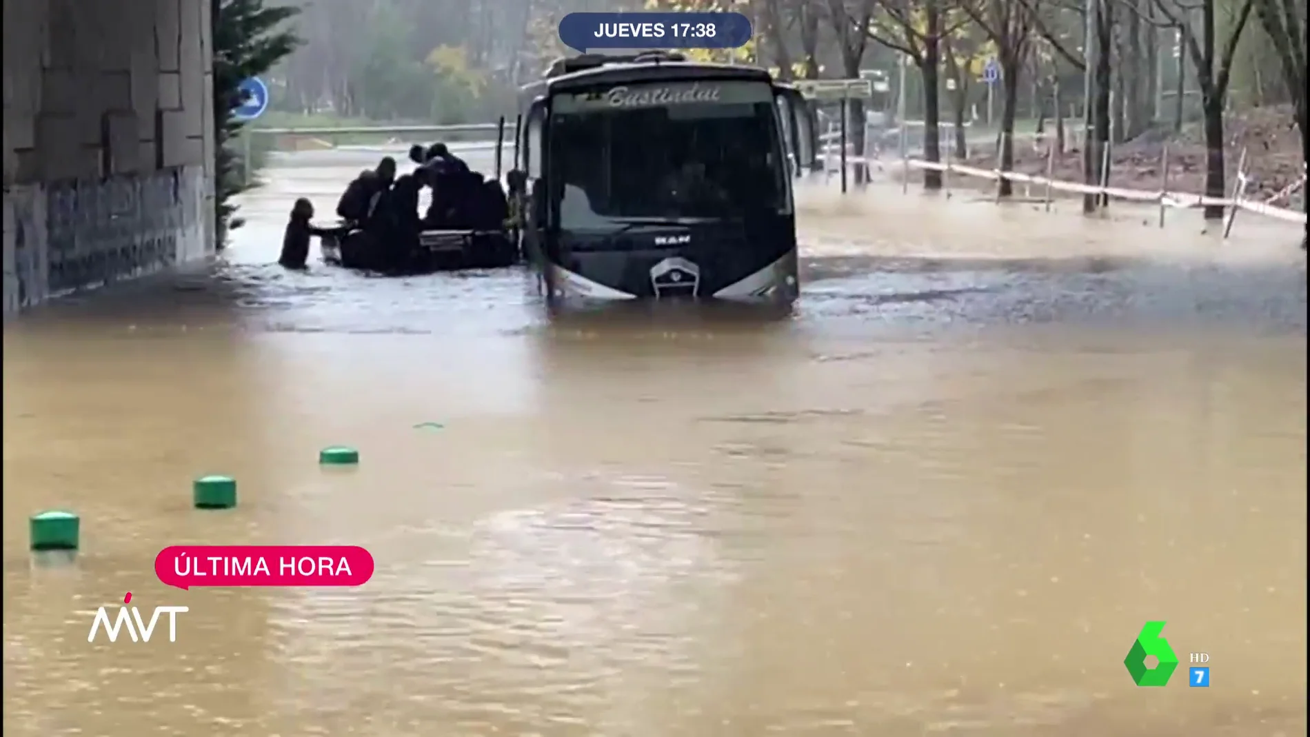 Rescatan con una zodiac a varios estudiantes tras quedar su autobús atascado en una balsa de agua en Bizkaia