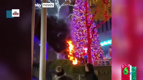Prenden fuego a un enorme árbol de Navidad instalado en pleno centro de Nueva York Prenden fuego a un enorme árbol de Navidad instalado en pleno centro de Nueva York