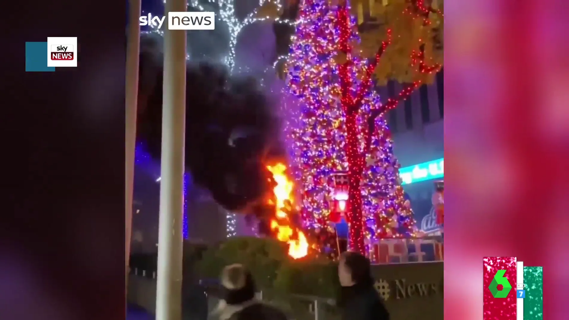 Prenden fuego a un enorme árbol de Navidad instalado en pleno centro de Nueva York