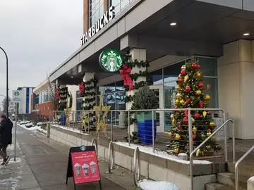 Trabajadores de Starbucks forman el primer sindicato en la historia de la compañía en EEUU
