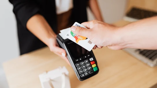 Una persona efectúa un pago con tarjeta (archivo) Una persona efectúa un pago con tarjeta (archivo)
