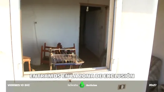 Casas inundadas por la ceniza y con signos de la 'huida': nos adentramos en la zona de exclusión del volcán de La Palma Casas inundadas por la ceniza y con signos de la 'huida': nos adentramos en la zona de exclusión del volcán de La Palma