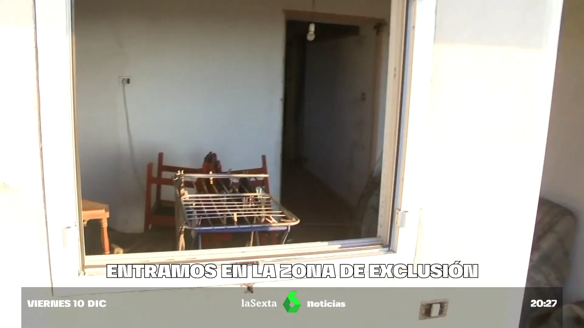 Casas inundadas por la ceniza y con signos de la 'huida': nos adentramos en la zona de exclusión del volcán de La Palma