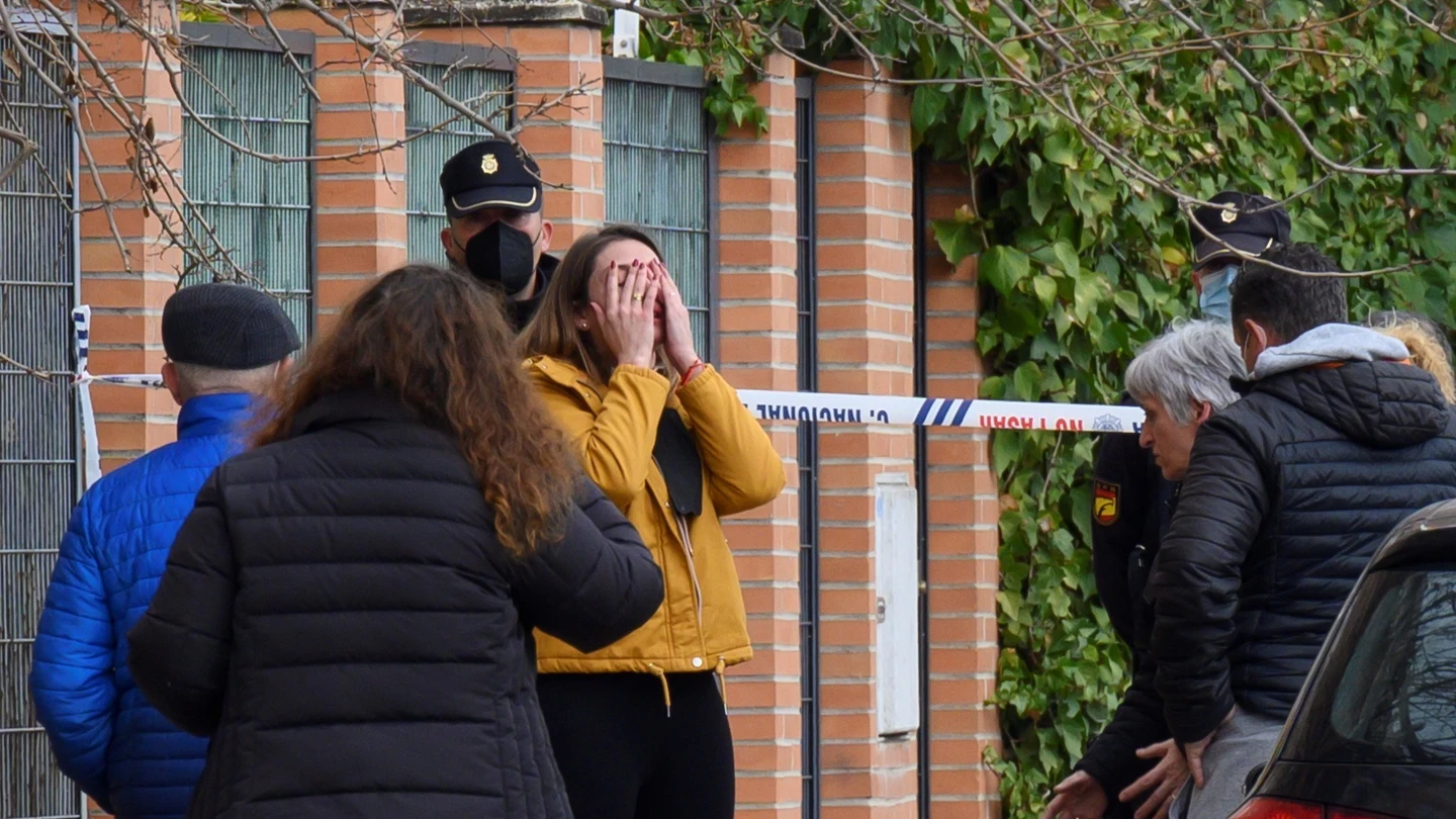 Agentes del Cuerpo Nacional de Policía y efectivos de Emergencias Sanitarias atienden a los familiares de la mujer asesinada Agentes del Cuerpo Nacional de Policía y efectivos de Emergencias Sanitarias atienden a los familiares de la mujer asesinada