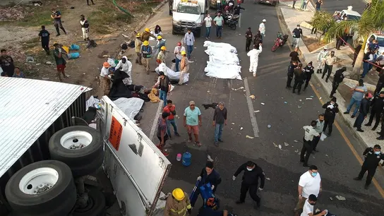 Al menos 55 inmigrantes muertos al volcar un camión en Chiapas, México Al menos 55 inmigrantes muertos al volcar un camión en Chiapas, México