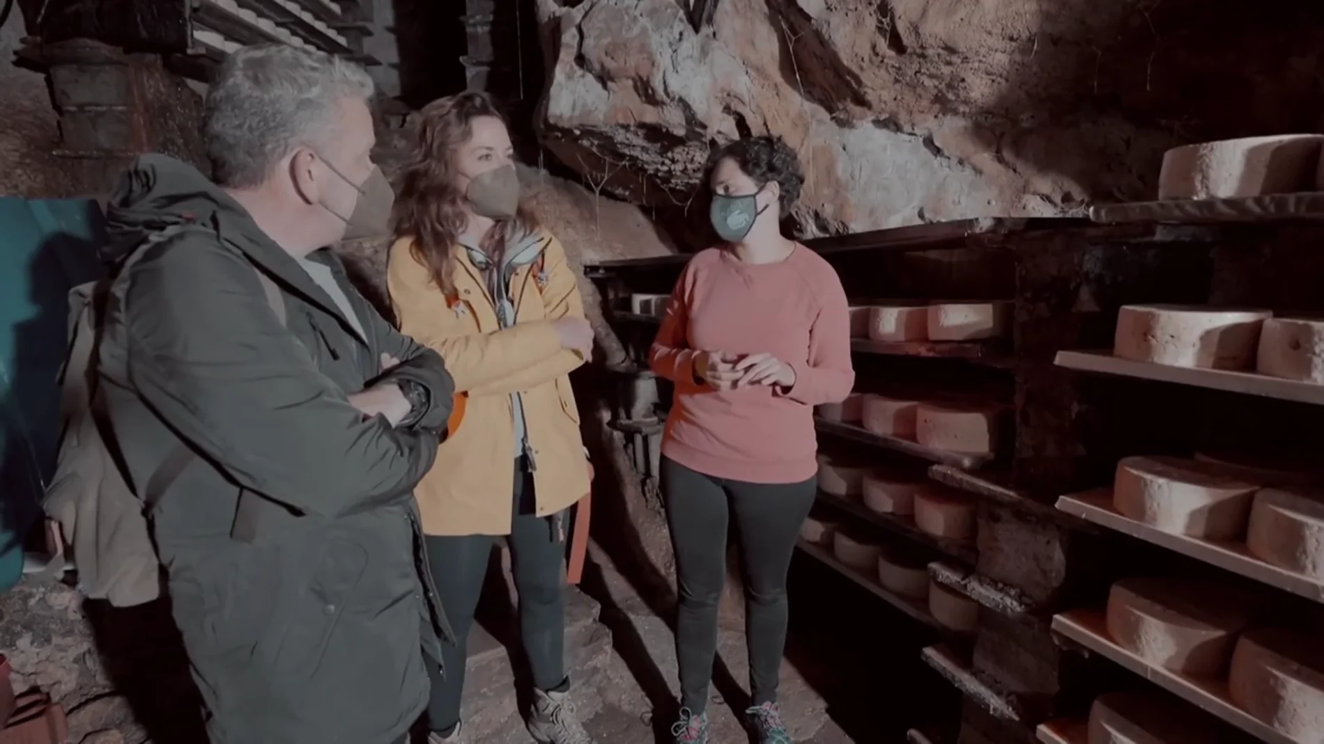 Alberto Chicote y Mamen Mendizábal se adentran en una cueva de Cabrales para conocer cómo maduran sus quesos
