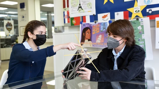 Dos de los alumnos del IES Las Musas con una maqueta del nanosatélite que mandarán al espacio. Dos de los alumnos del IES Las Musas con una maqueta del nanosatélite que mandarán al espacio.