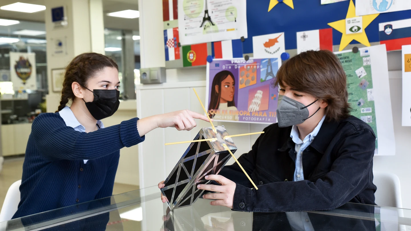 Dos de los alumnos del IES Las Musas con una maqueta del nanosatélite que mandarán al espacio. Dos de los alumnos del IES Las Musas con una maqueta del nanosatélite que mandarán al espacio.
