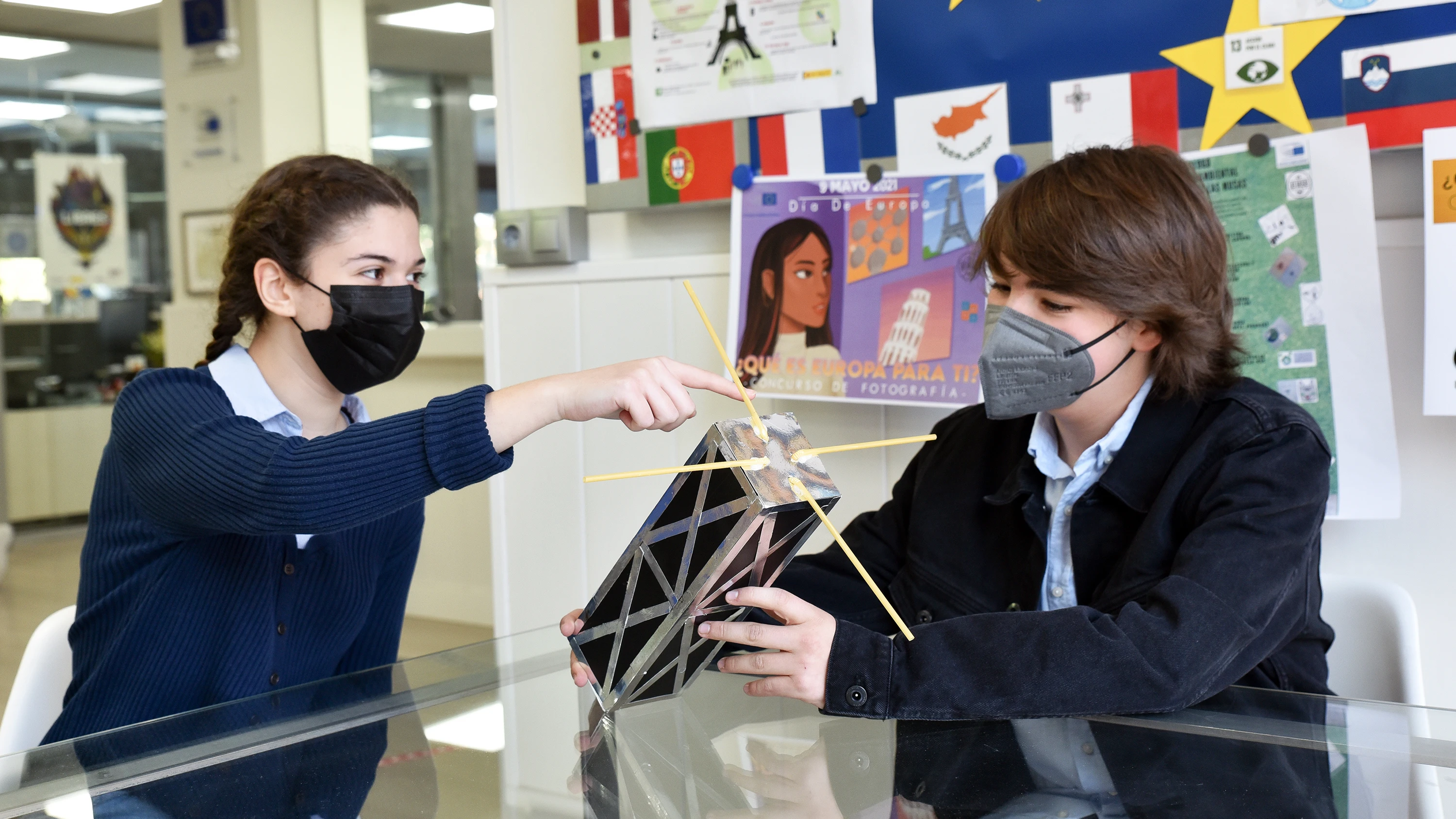 Dos de los alumnos del IES Las Musas con una maqueta del nanosatélite que mandarán al espacio.