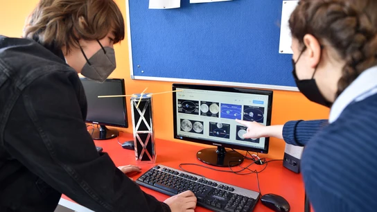 Los alumnos han recibido formación sobre astrofísica. Los alumnos han recibido formación sobre astrofísica.
