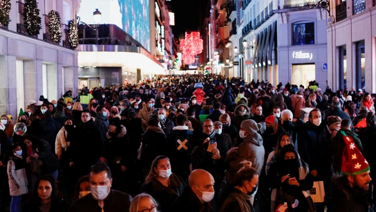 Una multitud de personas camina por la calle Preciados de Madrid Una multitud de personas camina por la calle Preciados de Madrid