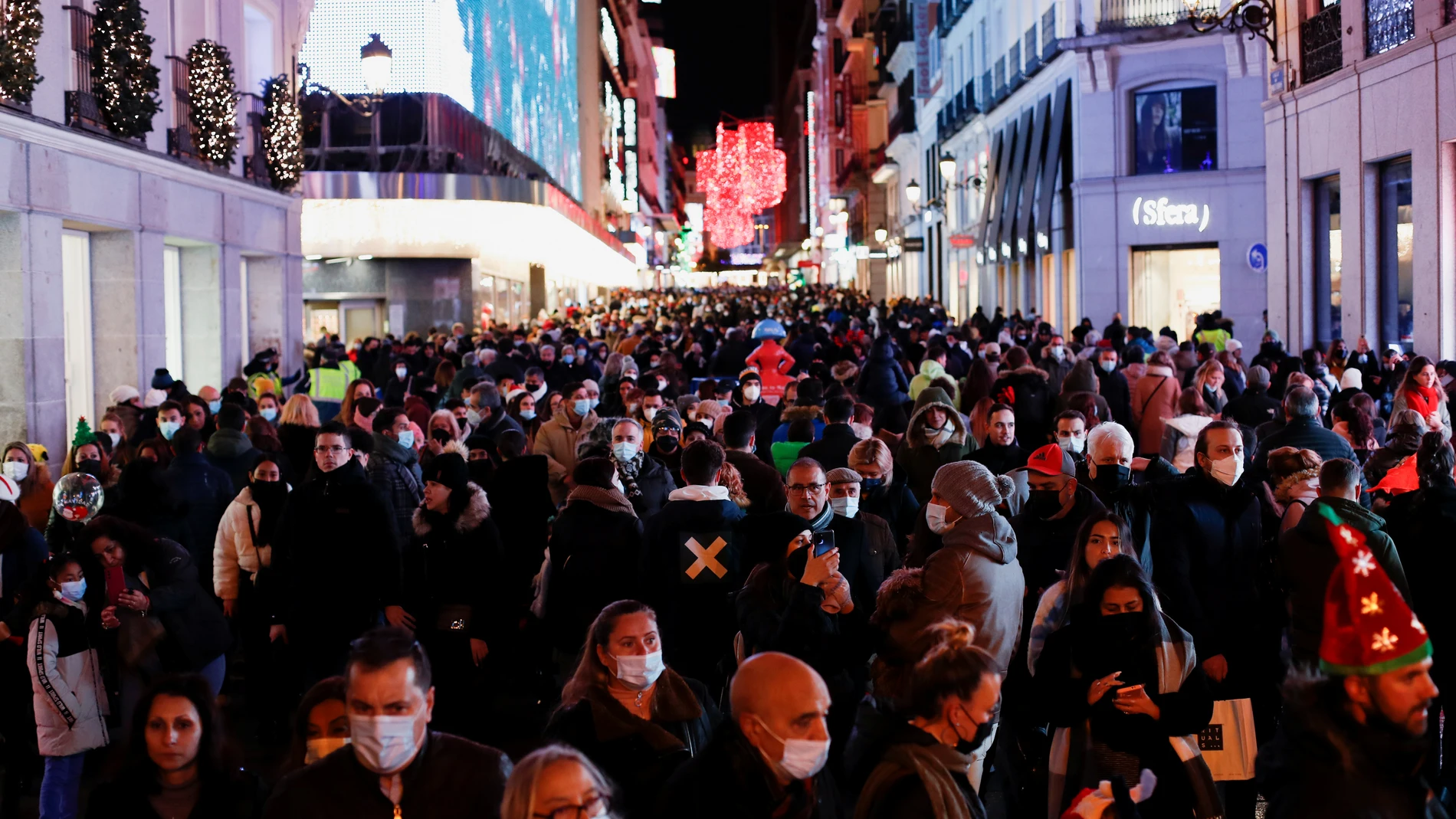 Una multitud de personas camina por la calle Preciados de Madrid