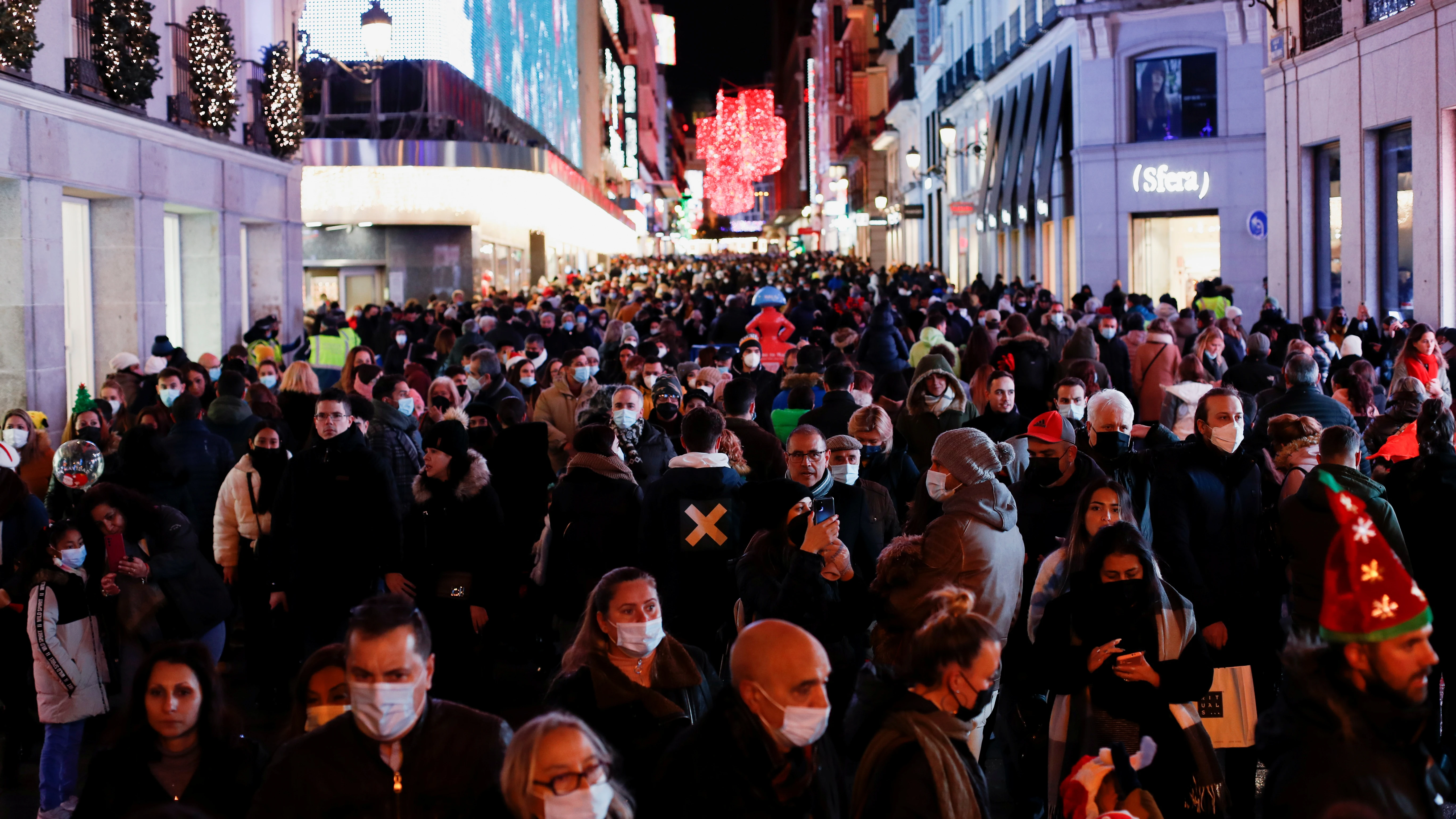 Una multitud de personas camina por la calle Preciados de Madrid